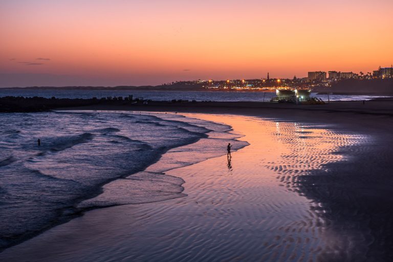 Färgerna försvinner när det mörknar. Playa de San Agustin, Gran Canaria.