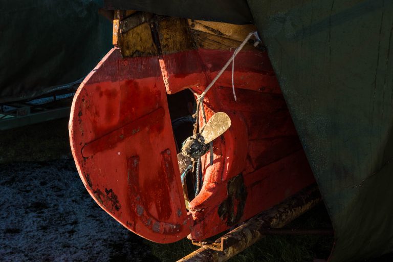 Roder och propeller på en båt i Kivik.